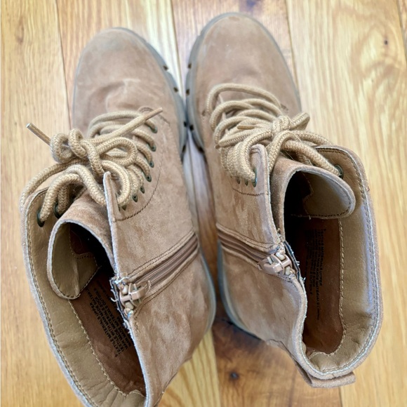 Size 9 Boots - Picture 2 of 4